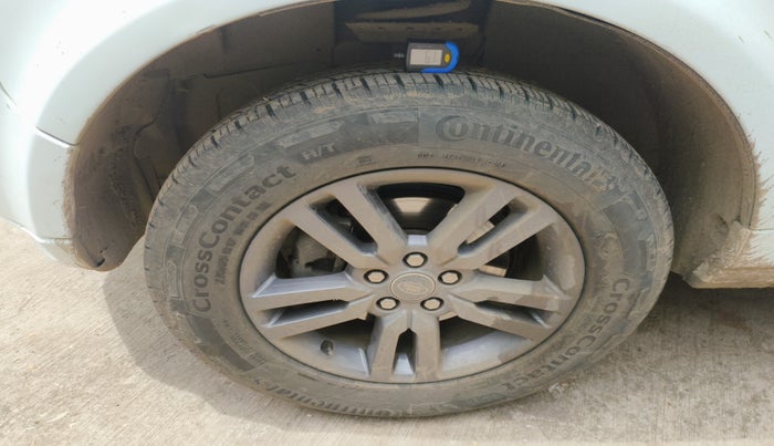 2015 Landrover Freelander 2 TD4 SE, Diesel, Automatic, 1,16,444 km, tyre