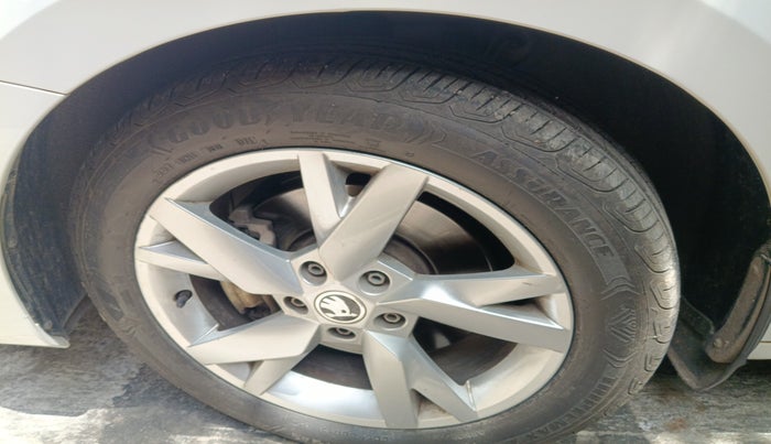 2021 Skoda Octavia STYLE 2.0, Petrol, Automatic, 36,532 km, tyre