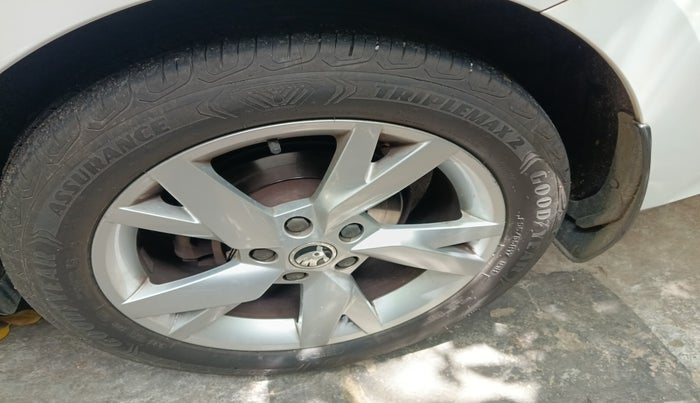 2021 Skoda Octavia STYLE 2.0, Petrol, Automatic, 36,532 km, tyre