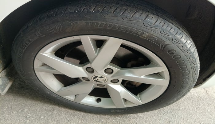 2021 Skoda Octavia STYLE 2.0, Petrol, Automatic, 36,532 km, tyre