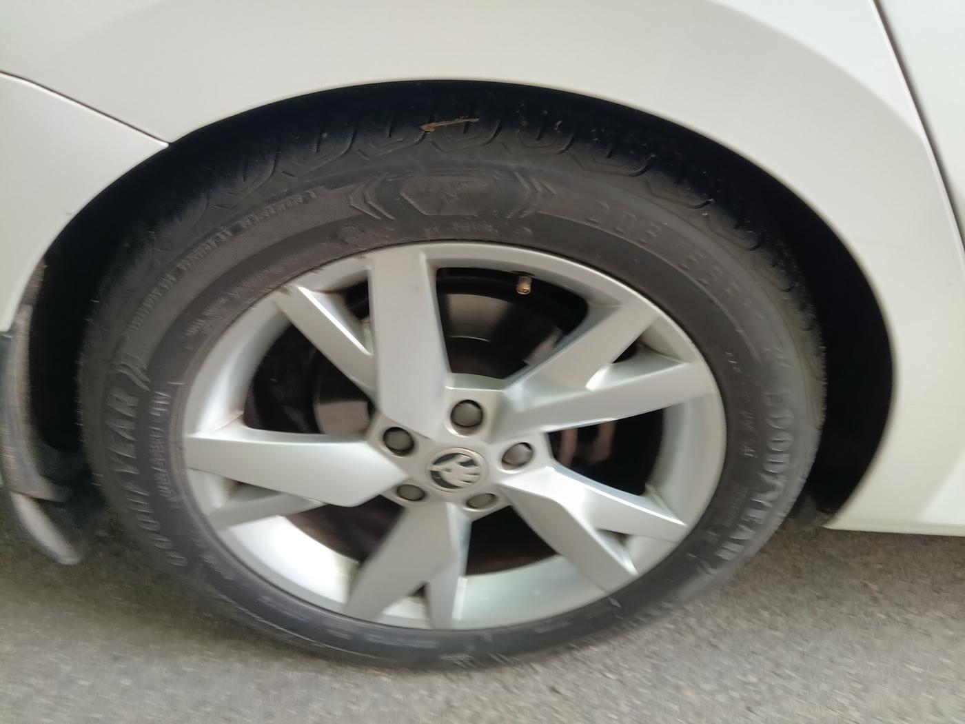 2021 Skoda Octavia STYLE 2.0, Petrol, Automatic, 36,532 km, tyre