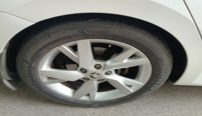 2021 Skoda Octavia STYLE 2.0, Petrol, Automatic, 36,532 km, tyre