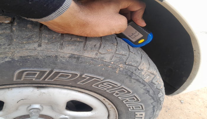 2015 Tata Safari Storme 2.2 EX 4X2, Diesel, Manual, 2,78,323 km, tyre