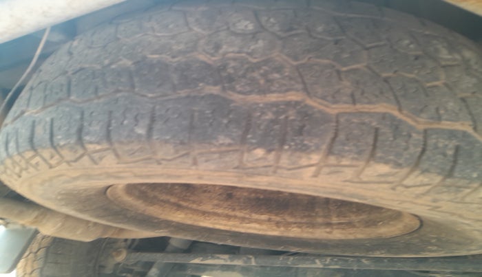 2015 Tata Safari Storme 2.2 EX 4X2, Diesel, Manual, 2,78,323 km, tyre