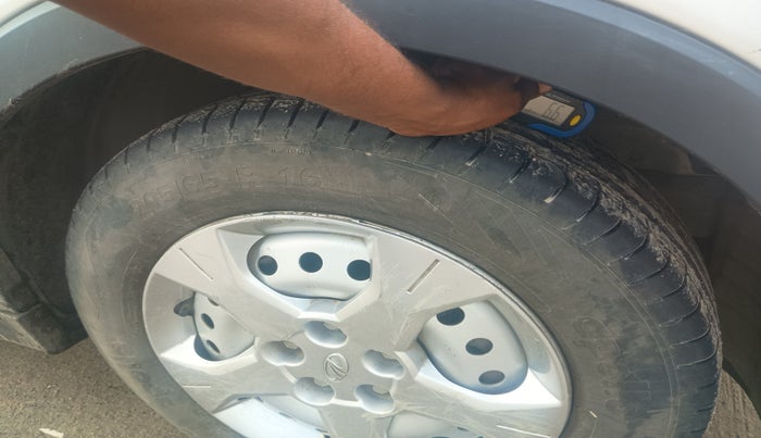 2022 Mahindra XUV300 W4 1.2 PETROL, Petrol, Manual, 69,784 km, tyre