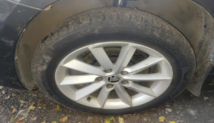 2014 Skoda Superb ELEGANCE 2.0 TDI CR AT, Diesel, Automatic, 1,24,079 km, tyre