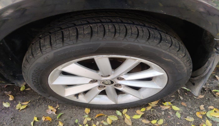 2014 Skoda Superb ELEGANCE 2.0 TDI CR AT, Diesel, Automatic, 1,24,079 km, tyre