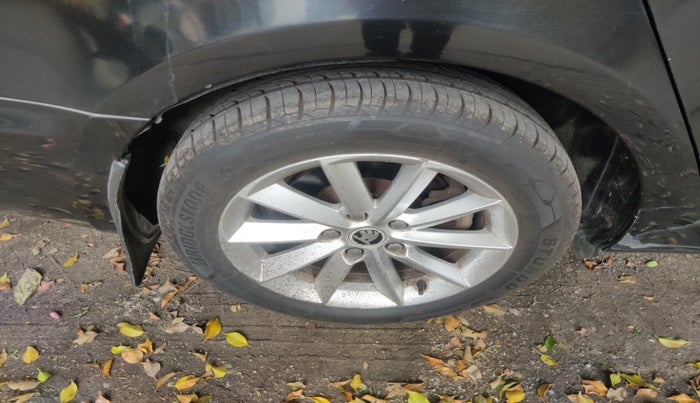 2014 Skoda Superb ELEGANCE 2.0 TDI CR AT, Diesel, Automatic, 1,24,079 km, tyre
