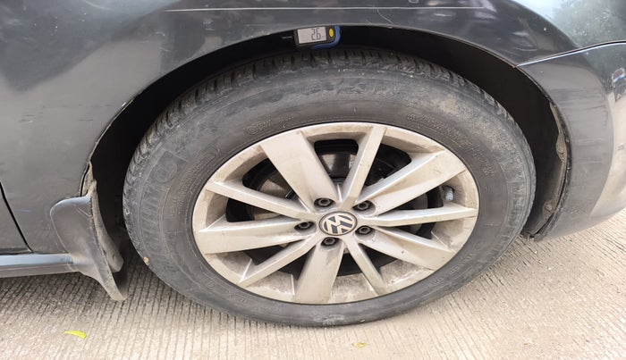 2016 Volkswagen Polo HIGHLINE1.5L, Diesel, Manual, 1,59,546 km, tyre