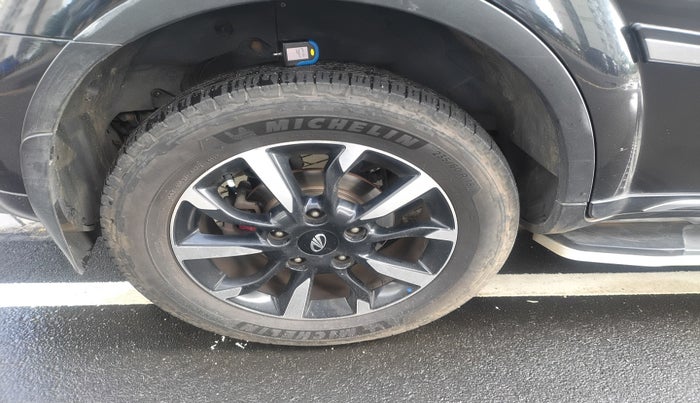 2018 Mahindra XUV500 W11, Diesel, Manual, 1,55,301 km, tyre