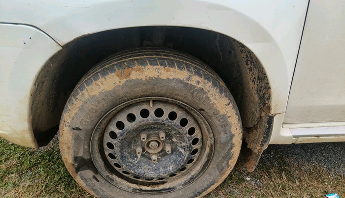 2014 Nissan Terrano XL (D), Diesel, Manual, 1,42,474 km, tyre