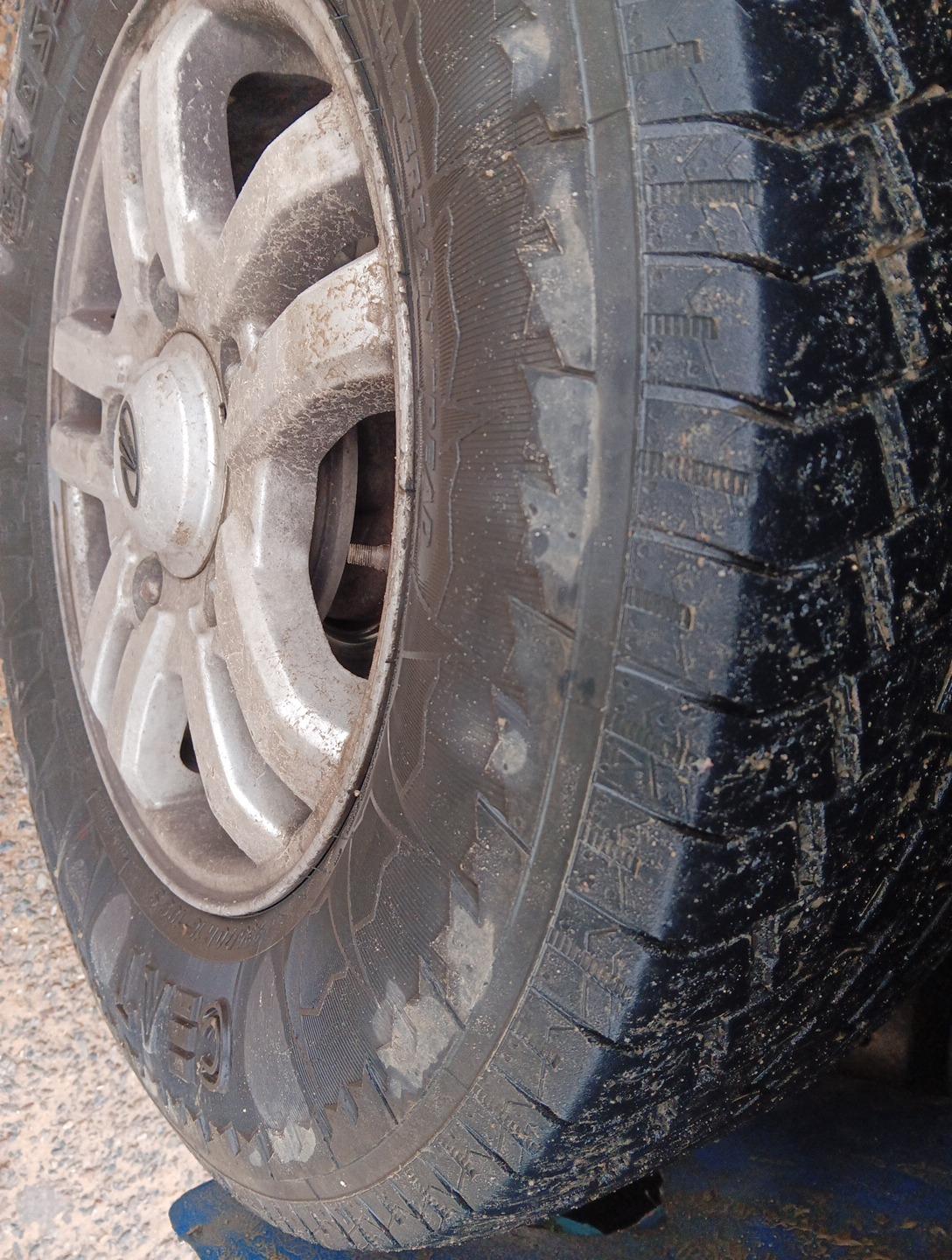 2013 Mahindra Scorpio VLX 2WD AIRBAG, Diesel, Manual, 1,48,000 km, tyre