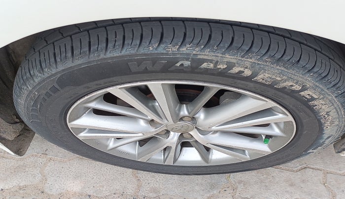 2015 Toyota Corolla Altis GL PETROL, Petrol, Manual, 87,018 km, tyre