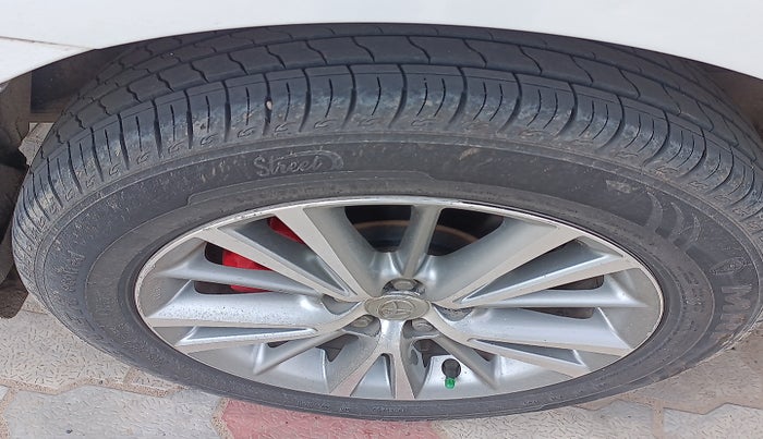 2015 Toyota Corolla Altis GL PETROL, Petrol, Manual, 87,018 km, tyre