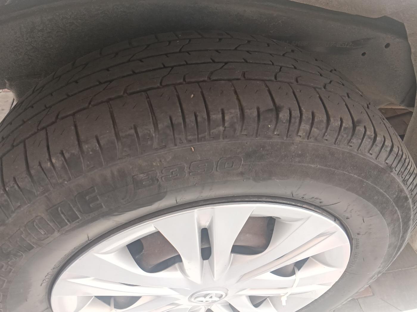 2012 Toyota Innova GX 2.5 8 STR, Diesel, Manual, 1,82,973 km, tyre