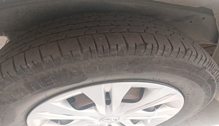 2012 Toyota Innova GX 2.5 8 STR, Diesel, Manual, 1,82,973 km, tyre