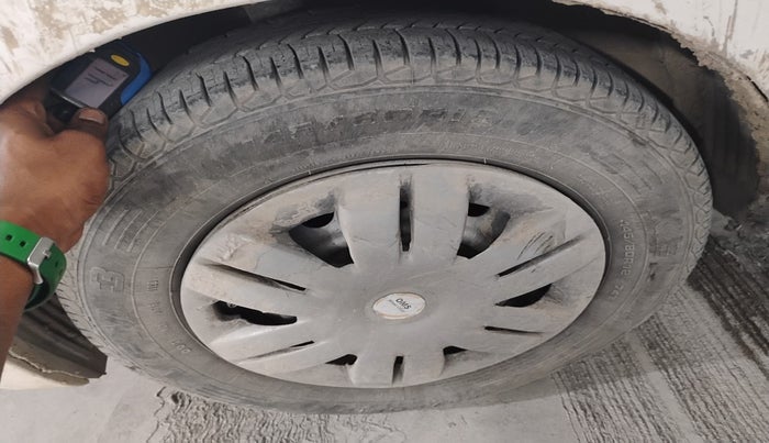 2014 Hyundai Eon ERA +, Petrol, Manual, 92,084 km, tyre