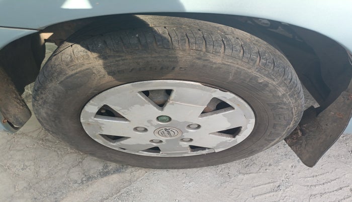 2011 Toyota Innova 2.5 G4 8 STR, Diesel, Manual, 2,72,327 km, tyre