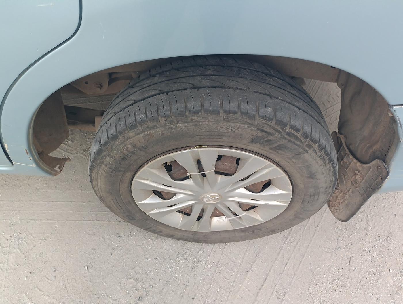 2011 Toyota Innova 2.5 G4 8 STR, Diesel, Manual, 2,72,327 km, tyre