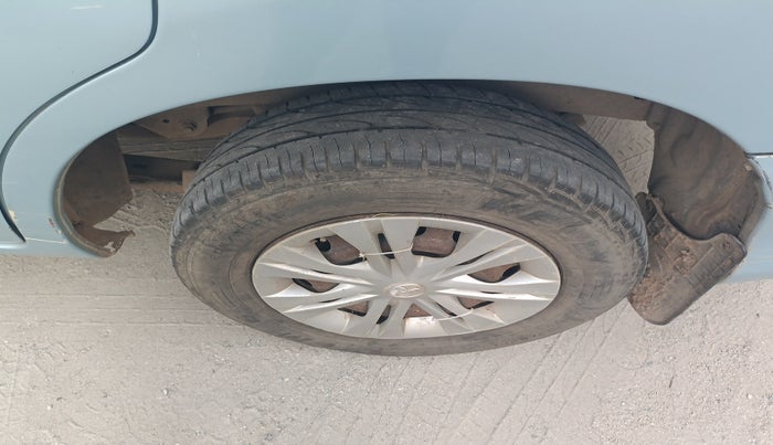 2011 Toyota Innova 2.5 G4 8 STR, Diesel, Manual, 2,72,327 km, tyre