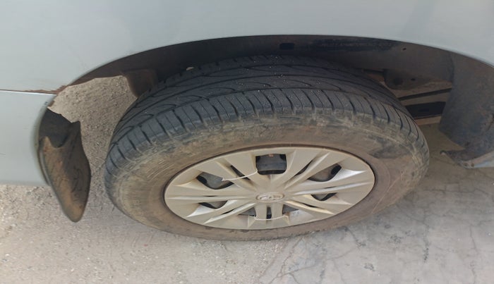 2011 Toyota Innova 2.5 G4 8 STR, Diesel, Manual, 2,72,327 km, tyre