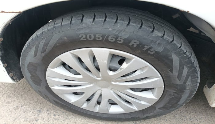 2013 Toyota Innova 2.5 GX 8 STR, Diesel, Manual, 2,11,955 km, tyre