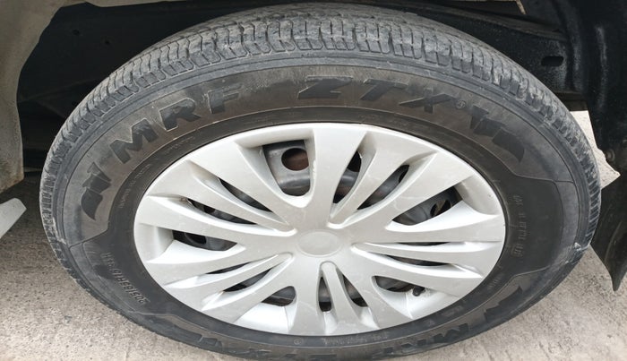 2013 Toyota Innova 2.5 GX 8 STR, Diesel, Manual, 2,11,955 km, tyre