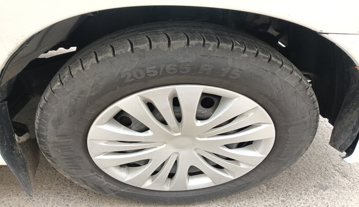 2013 Toyota Innova 2.5 GX 8 STR, Diesel, Manual, 2,11,955 km, tyre