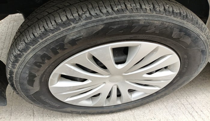 2013 Toyota Innova 2.5 GX 8 STR, Diesel, Manual, 2,11,955 km, tyre