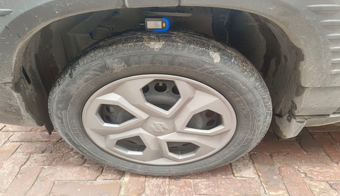 2022 Maruti BREZZA VXI SMART HYBRID, Petrol, Manual, 18,806 km, tyre