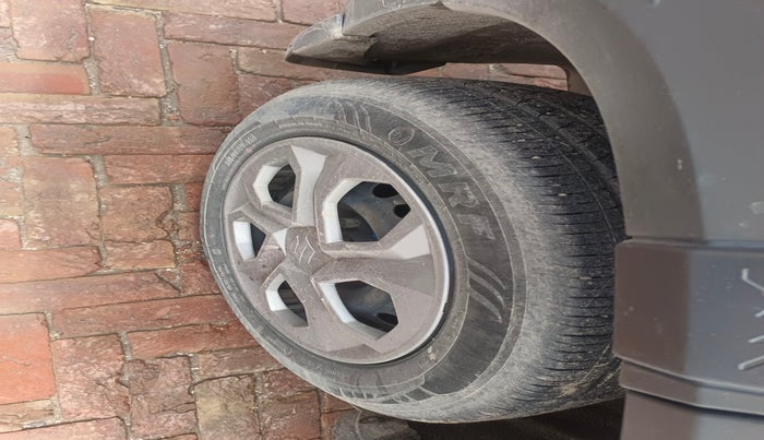 2022 Maruti BREZZA VXI SMART HYBRID, Petrol, Manual, 18,806 km, tyre