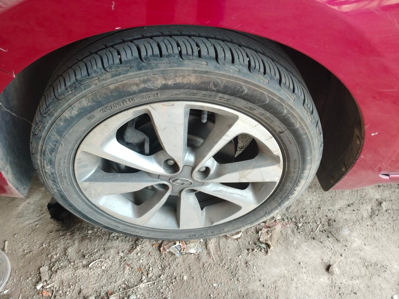 2015 Hyundai Elite i20 ASTA 1.4 CRDI, Diesel, Manual, 1,30,163 km, tyre