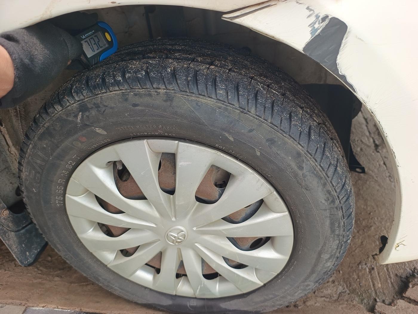 2015 Toyota Etios G, Petrol, Manual, 40,104 km, tyre