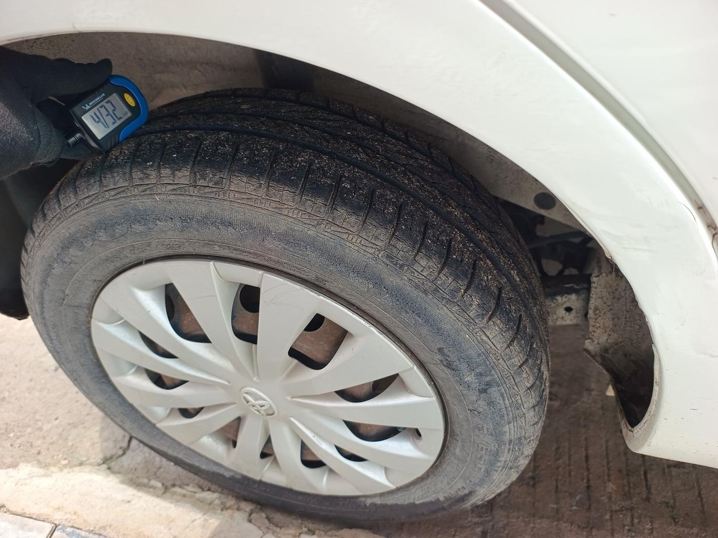 2015 Toyota Etios G, Petrol, Manual, 40,104 km, tyre