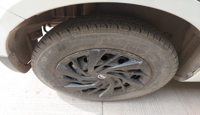 2016 Maruti Swift Dzire VXI, Petrol, Manual, 1,17,492 km, tyre