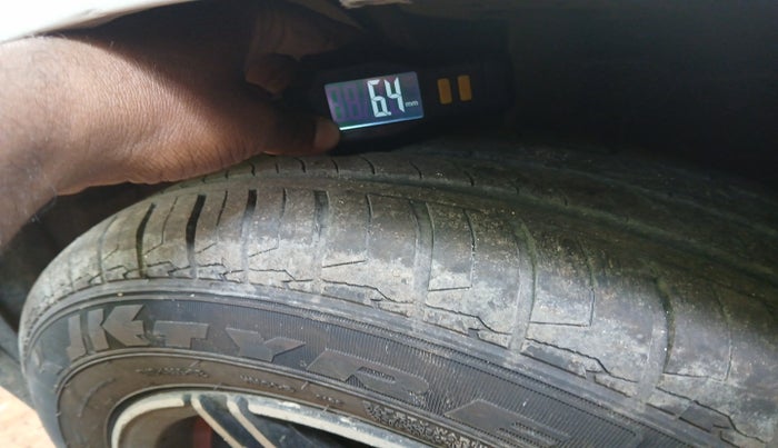 2017 Mahindra Kuv100 K2 6 STR, Petrol, Manual, 30,707 km, tyre