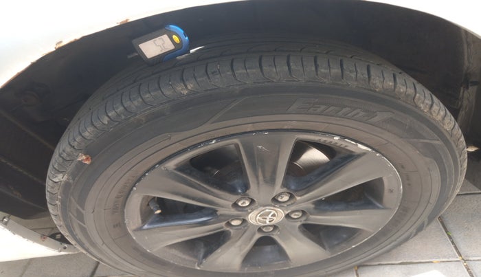 2010 Toyota Corolla Altis G DIESEL, Diesel, Manual, 1,36,054 km, tyre