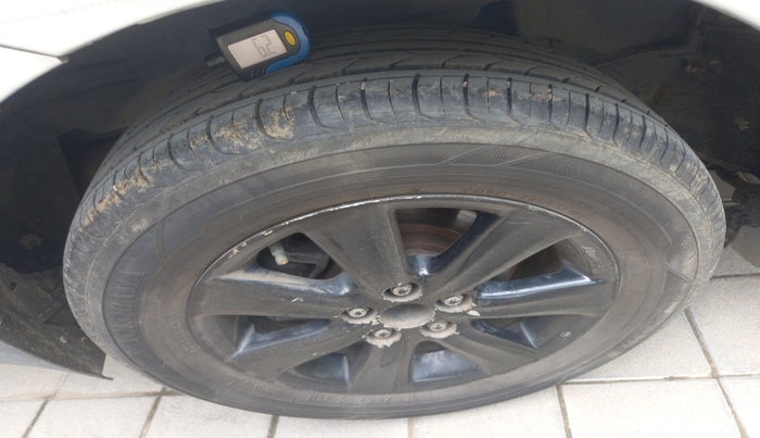 2010 Toyota Corolla Altis G DIESEL, Diesel, Manual, 1,36,054 km, tyre