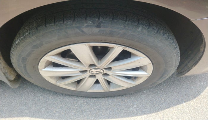 2016 Volkswagen Vento HIGHLINE 1.5 AT, Diesel, Automatic, 1,36,822 km, tyre