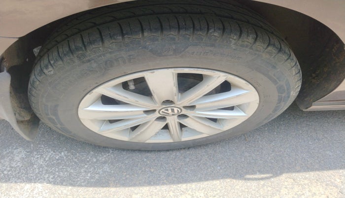 2016 Volkswagen Vento HIGHLINE 1.5 AT, Diesel, Automatic, 1,36,822 km, tyre