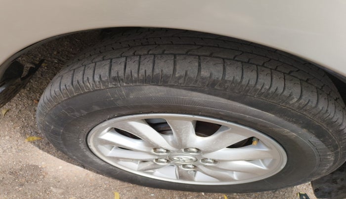2014 Toyota Innova 2.5 VX 7 STR, Diesel, Manual, 1,44,797 km, tyre
