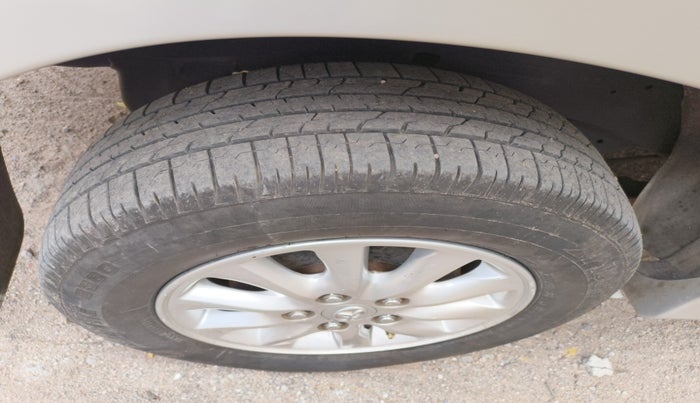 2014 Toyota Innova 2.5 VX 7 STR, Diesel, Manual, 1,44,797 km, tyre