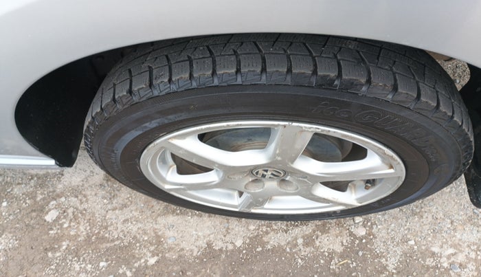 2013 Volkswagen Vento HIGHLINE 1.6 MPI, Petrol, Manual, 81,292 km, tyre