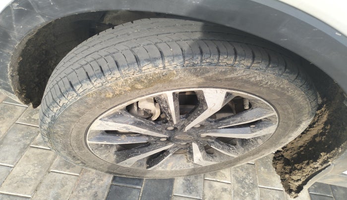 2021 Mahindra XUV300 W8 (O) 1.5 DIESEL, Diesel, Manual, 1,60,346 km, tyre