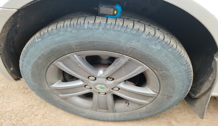 2011 Skoda Laura AMBIENTE 2.0 TDI CR MT, Diesel, Manual, 1,32,506 km, tyre