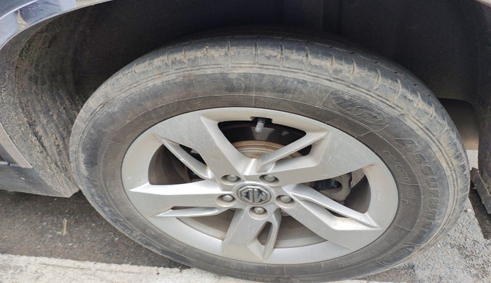2021 MG HECTOR PLUS SUPER 1.5 PETROL TURBO HYBRID MT 7-STR, Petrol, Manual, 21,556 km, tyre