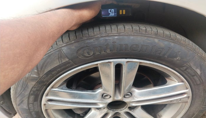 2011 Volkswagen Vento TRENDLINE 1.6, Petrol, Manual, 87,355 km, tyre