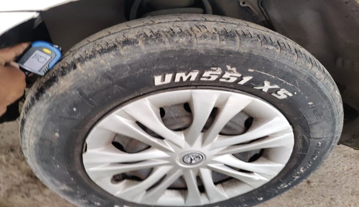 2011 Toyota Innova 2.5 G4 8 STR, Diesel, Manual, 1,86,849 km, tyre