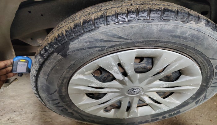 2011 Toyota Innova 2.5 G4 8 STR, Diesel, Manual, 1,86,849 km, tyre