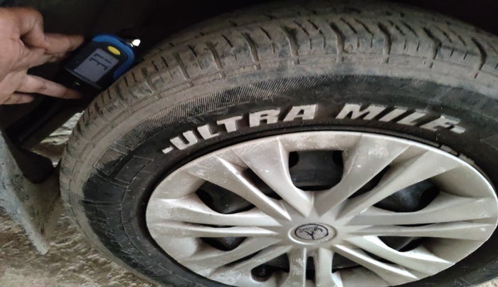 2011 Toyota Innova 2.5 G4 8 STR, Diesel, Manual, 1,86,849 km, tyre